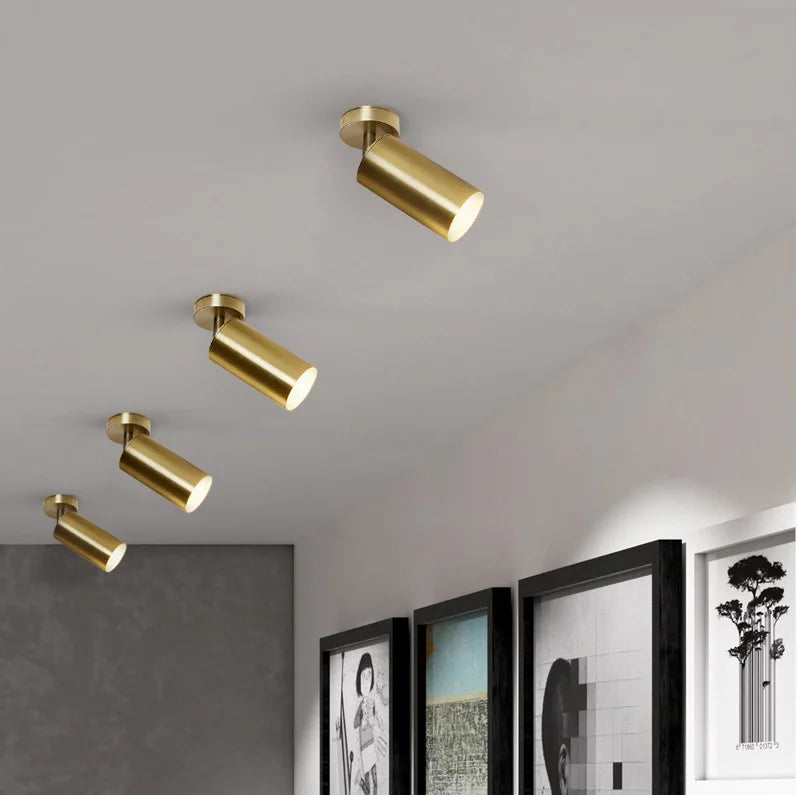 Lámpara colgante nórdica Gylden en aluminio dorado en conjunto de 4 luces con techo blanco