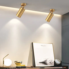 Lámpara colgante nórdica Gylden en aluminio dorado iluminando cuadros decorativos