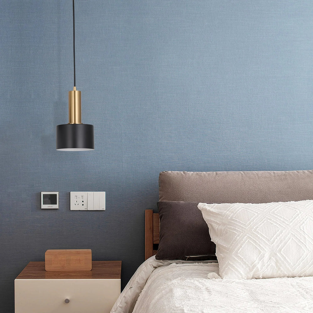 Lámpara colgante postmoderna Noctis de hierro negro con base E27 en pared azul