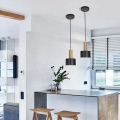 Lámpara colgante postmoderna Noctis de hierro negro con base E27 instalada en cocina