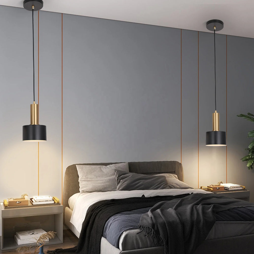 Lámpara colgante postmoderna Noctis de hierro negro con base E27 instalada en dormitorio