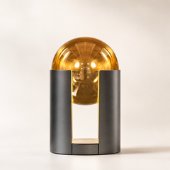 Lumbre Lámpara de Mesa con Cúpula de Cristal Ámbar y Base Cilíndrica Negra 1