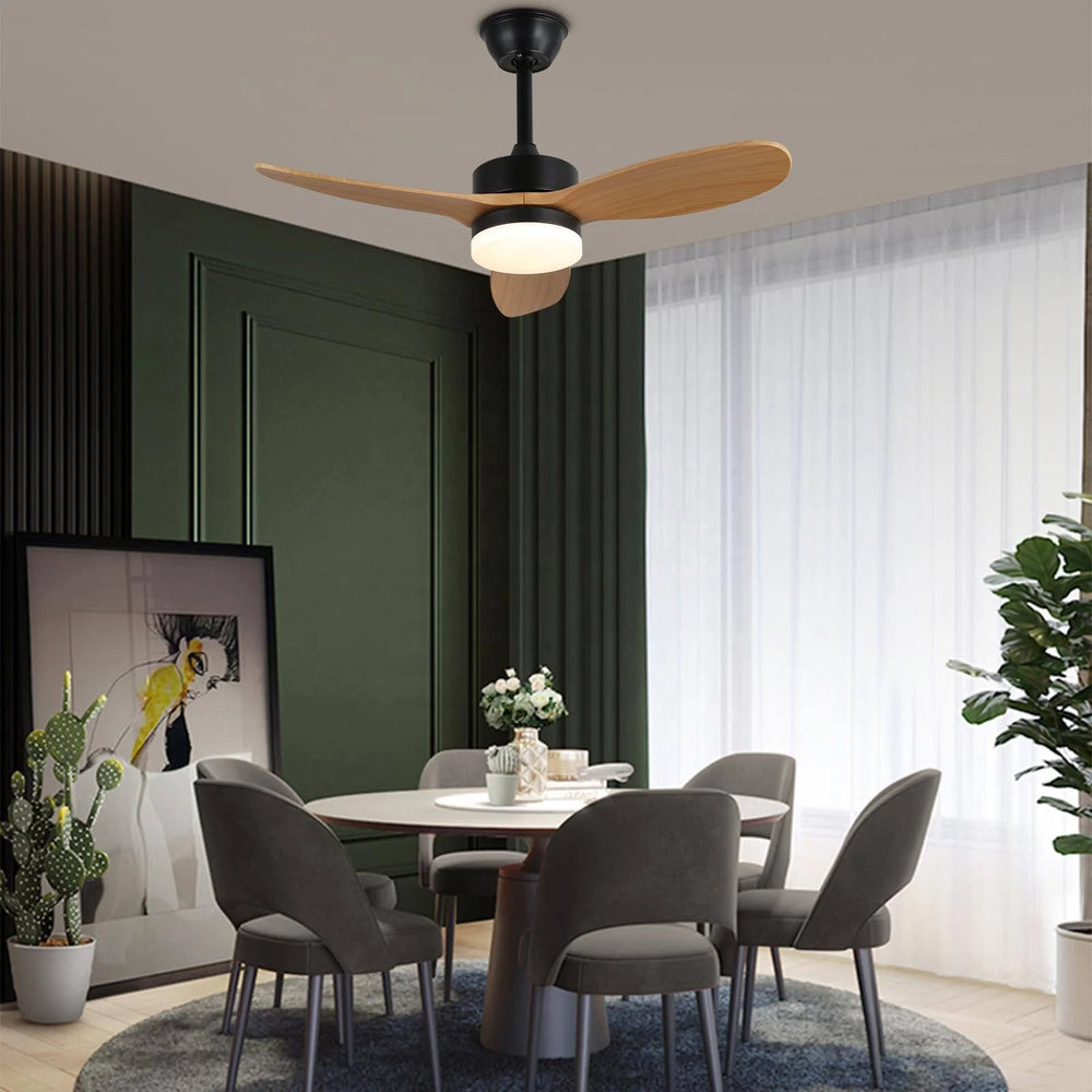 Ventilador de techo Alva de madera maciza de 36 pulgadas con luz LED instalado en comedor