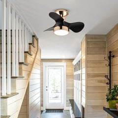 Ventilador de techo Nordik inteligente con luz LED y tecnología inverter en recibidor con paredes de madera