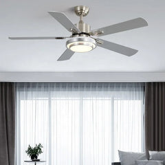 Ventilador de techo Stillo de 42 pulgadas en acabado plata con luz LED ambientando un salón