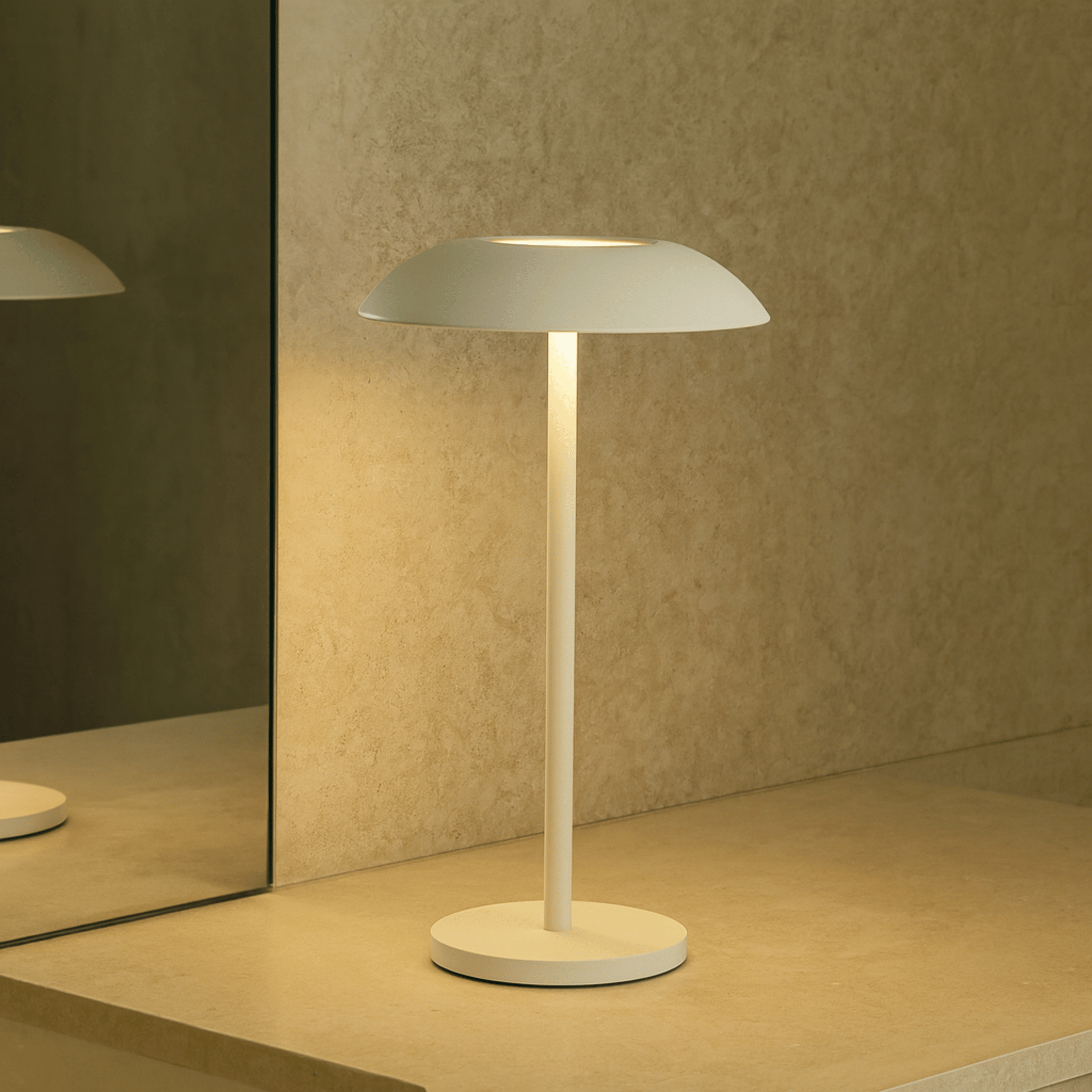 Noctivela Aura lampara de mesa recargable táctil LED 3000K sin cable (3,5W) con acabado metálico