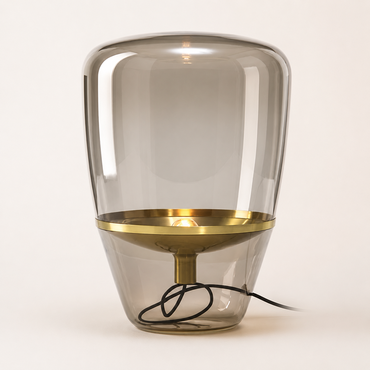 Bruma Lámpara de Mesa LED con Cúpula de Cristal Soplado y Detalle Metálico oro