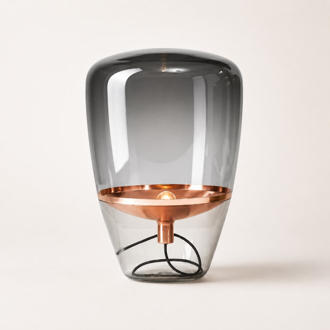 Bruma Lámpara de Mesa LED con Cúpula de Cristal Soplado y Detalle Metálico oro rosas 1