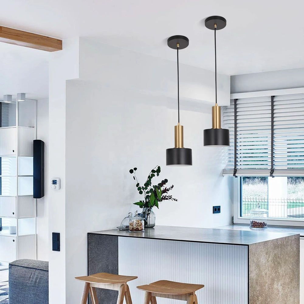 Lámpara colgante postmoderna Noctis de hierro negro con base E27 instalada en cocina
