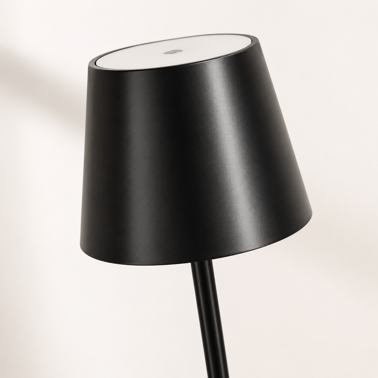 Lámpara de mesa inalámbrica recargable negro 2