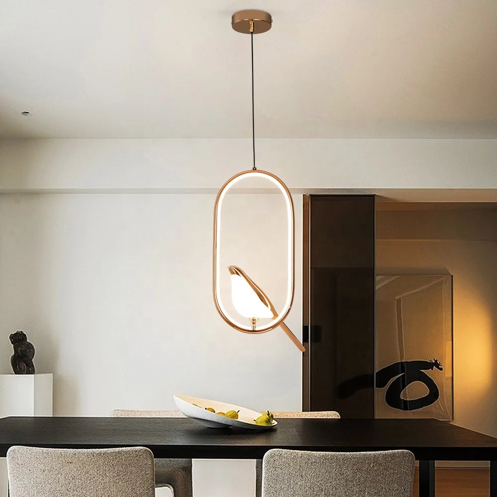 Lámparas colgantes contemporáneas Aurea con LED integrado instaladas en comedor