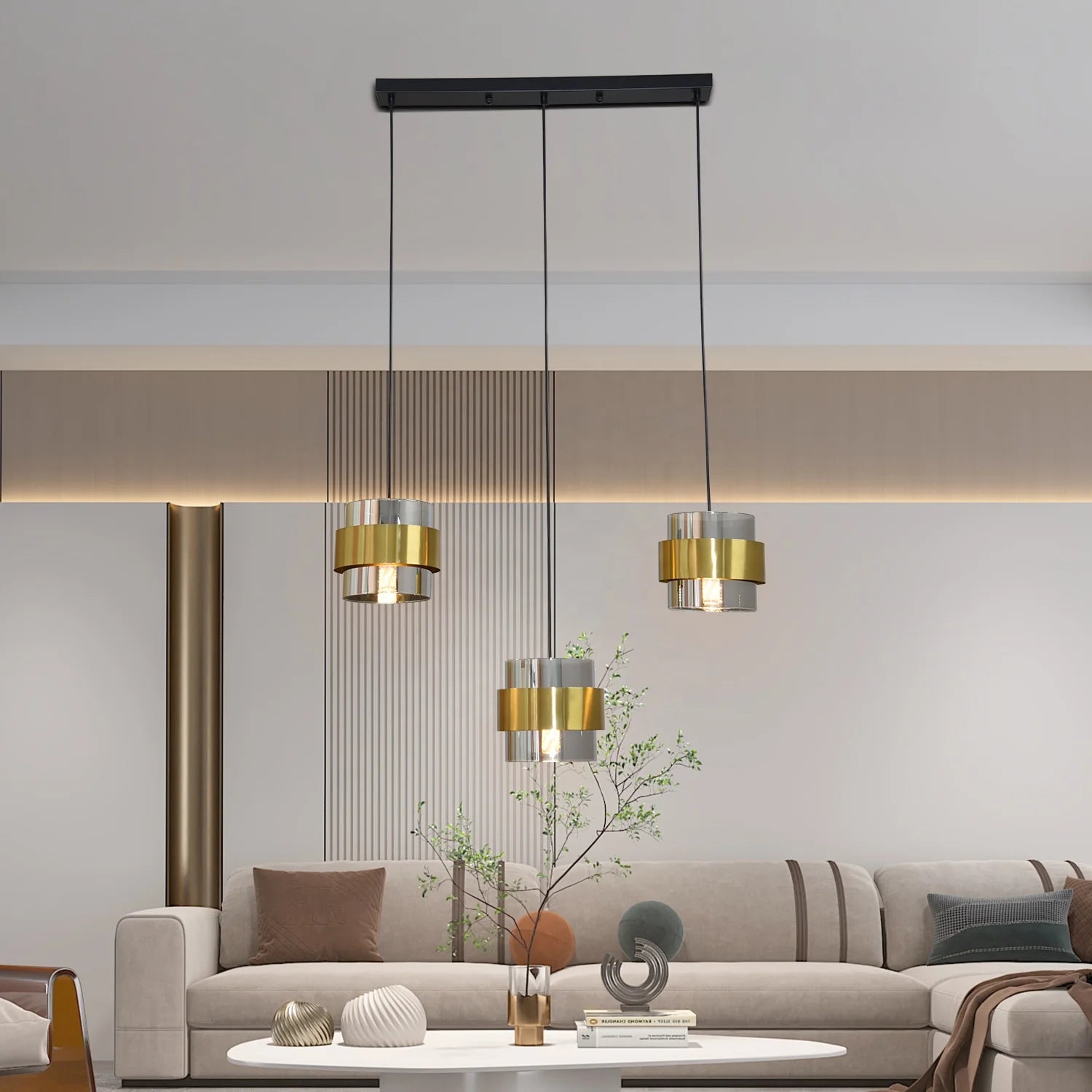 Lámparas colgantes nórdicas Trio de 3 luces con pantallas de cristal y estructura negra instaladas en salón