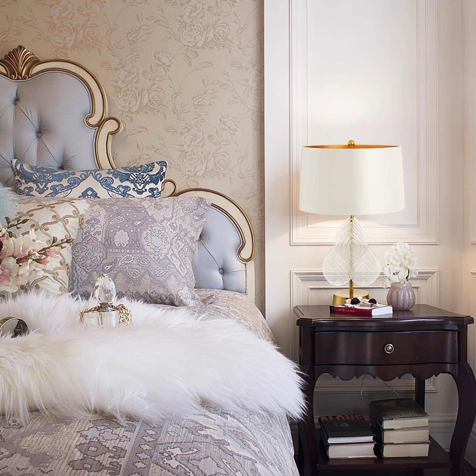 Bravura Selene – lámpara de mesa de salón con pantalla textil, base de vidrio y acabado dorado