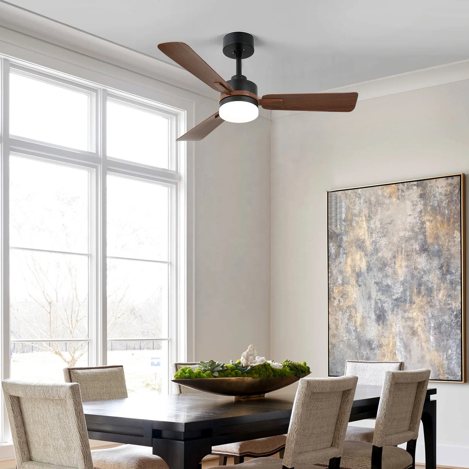 Ventilador de techo Aeron inteligente de 42 pulgadas con luz LED instalado en comedor