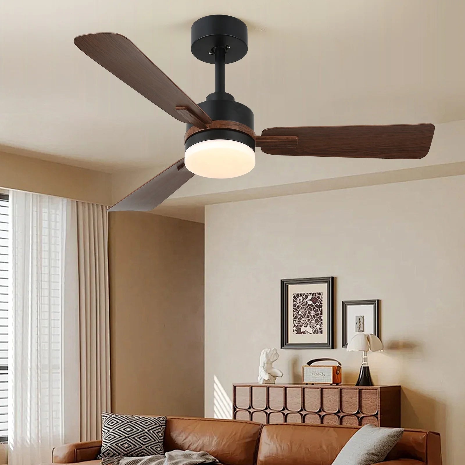 Ventilador de techo Aeron inteligente de 42 pulgadas con luz LED y mando a distancia instalado en salón