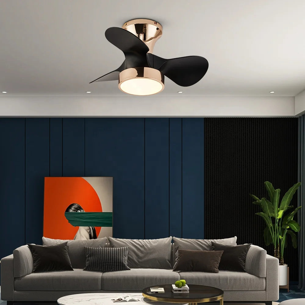 Ventilador de techo Nordik inteligente con luz LED y tecnología inverter en salón con paredes azul oscuro